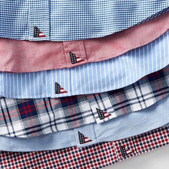 셔츠 끝단에 수놓인 브랜드를 상징하는 작은 화살 로고가 디자인의 디테일을 살렸습니다. [사진=UNTUCKit]