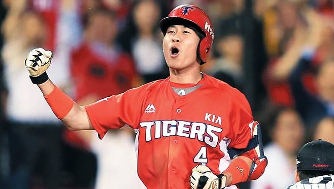 KIA 내야수 박찬호가 지난달 21일 LG전에서 3루타를 치고 기뻐하는 모습. 그는 올해 KIA의 최고 '히트 상품'이다. /KIA 타이거즈