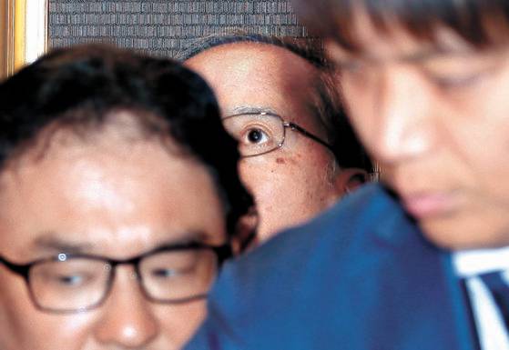 나가미네 야스마사 주한 일본대사(가운데)가 1일 일본 정부가 발표한 반도체 소재 등 세 가지 품목의 수출 규제 조치와 관련해 서울 종로구 도렴동 외교부 청사로 초치되고 있다. [연합뉴스]