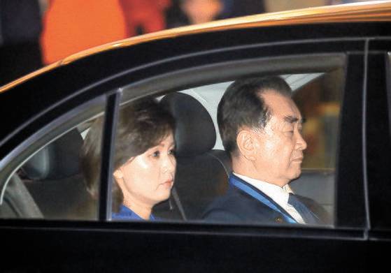 지난 2월말 베트남 하노이에서 열린 북미 정상회담때 김정은 북한 국무위원장의 통역을 맡았던 신혜영. 오른쪽은 김 위원장의 집사격인 김창선 국무부 부장. [사진=연합뉴스]