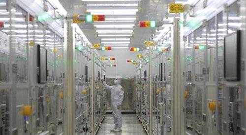 일본이 단계적 경제 보복 조치에 나설 경우 한국 경제는 큰 타격을 입을 수 있다. 사진은 삼성전기 부산공장의 클린룸. [사진 삼성전기]