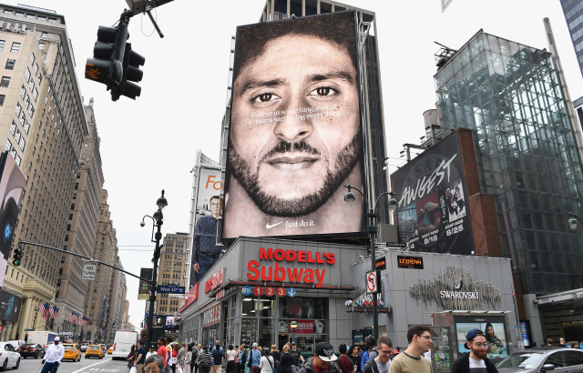 지난해 9월 8일(현지시간) 뉴욕 거리에 NFL 선수 콜린 캐퍼닉을 모델로 한 나이키 광고가 걸려 있다. /뉴욕=AFP연합뉴스