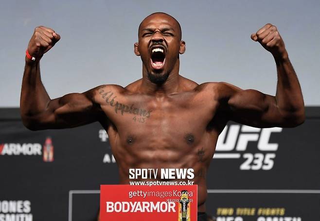 ▲ 존 존스는 반칙 공격을 하다가 실격패를 기록하는 바람에 전적에서 1패를 안고 있다.