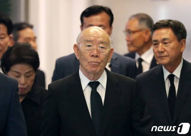 (성남=뉴스1) 전두환 전 대통령이 3일 오후 경기도 성남시 분당 서울대병원 장례식장에 마련된 큰 형 전기환(90)씨의 빈소에 들어가고 있다. 2019.7.3/뉴스1