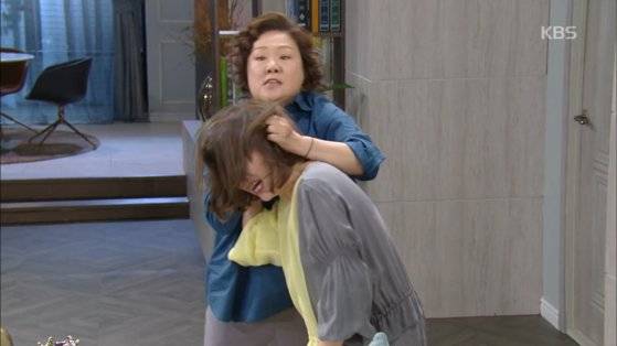 드라마 '세상에서 제일 예쁜 내 딸'의 한 장면. 강미리(김소연)를 친딸처럼 키워준 큰엄마 박선자(김해숙)이 강미리의 친모 전인숙(최명길)의 머리채를 쥐어뜯으며 싸우고 있다. [화면 캡처]