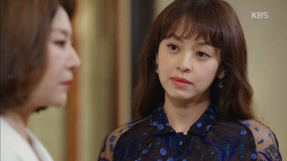 드라마 '세상에서 제일 예쁜 내 딸'의 한 장면. 재벌회장의 젊은 부인 나혜미(강성연, 오른쪽)는 나이 많은 손아래 동서 전인숙(최명길)에게 반말은 물론, 뺨까지 때리며 하녀 대하듯 한다. [화면 캡처]