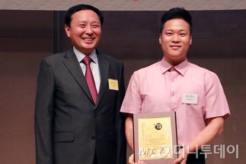 ‘2019 제4회 소비자가 뽑은 서비스고객만족대상 시상식’에서 장스푸드가 수상했다/사진제공=중기창업팀