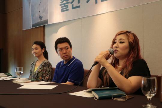 하유지(왼쪽부터) 작가, 김현 시인, 김현진 작가가 2일 서울 한국프레스센터에서 열린 페미니즘 테마소설집 ‘새벽의 방문자들’ 출간 기자간담회에서 질의 응답을 하고 있다.   다산책방 제공