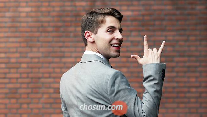 2일 만난 제프 벤저민이 BTS의 ‘BOY WITH LUV’ 안무의 마지막 포즈를 따라 했다. /이태경 기자