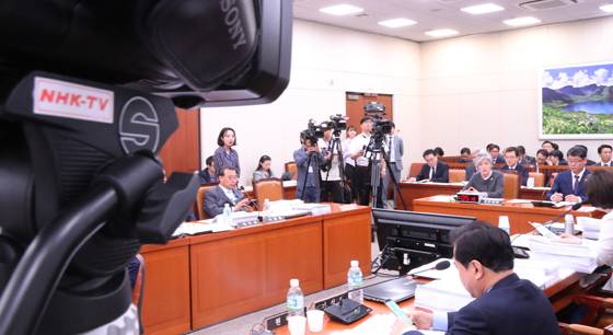 日공영방송 NHK, 국회 외통위 취재 - 일본의 ‘한국산 반도체 수출 규제 조치’ 발표 이후 처음 열린 국회 외교통일위원회 3일 전체회의에서 강경화 외교부 장관이 발언하고 있다. 이날 회의장에서는 일본 공영방송 NHK의 카메라 모습도 포착됐다. /연합뉴스
