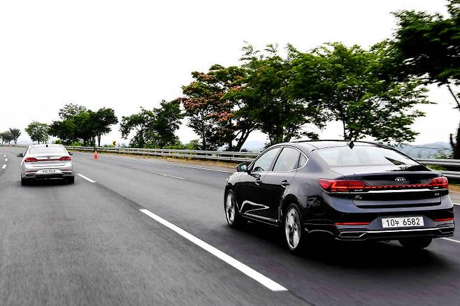 주행 중인 기아차 K7 프리미어.