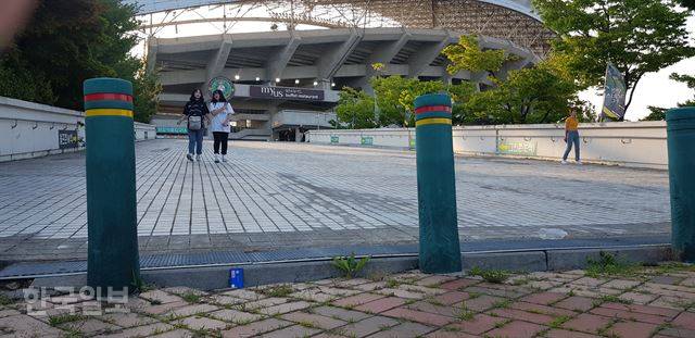 지난달 22일 K리그2 안산과 부산의 경기가 열린 안산와스타디움 경사로엔 신용카드 한 장을 세로로 뒀을 때 높이의 턱이 생겨 휠체어와 유모차 이동에 불편을 초래했다. 안산=김형준 기자