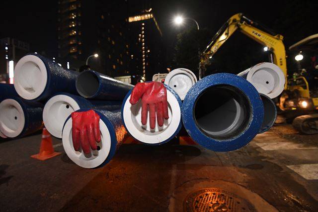 동일한 공사 현장에서 새롭게 매설될 배수관이 차량에 실려 있다. 이 수도관은 주철관에 시멘트 라이닝을 입힌 ‘덕타일주철관’으로 주철관에 비해 부식에 강하다.