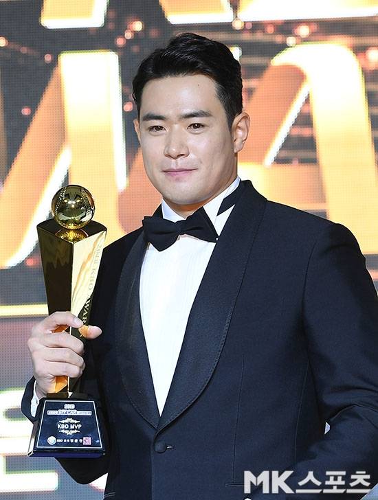 지난해 11월19일 서울 강남구 르매르디앙 호텔 다빈치볼룸에서 `2018 KBO 리그 시상식`이 열렸다. 이날 시상식에서는 올 시즌 가장 뛰어난 활약을 펼친 MVP와 최고의 신인 선수, 그리고 KBO 공식 타이틀 1위 선수에 대한 시상이 진행됐다. 2018 KBO리그 MVP에 등극한 두산 김재환이 포즈를 취하고 있다. 사진=김영구 기자