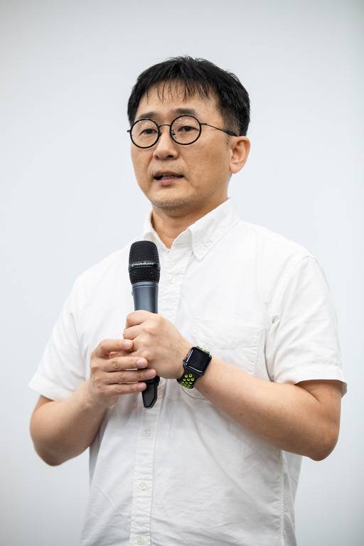 김우형 촬영감독이 지난 2일 경기 부천시 부천아트벙커B39에서 열린 제23회 BIFAN 강연에서 ‘리틀 드러머 걸’ 촬영에 얽힌 다양한 이야기를 하고 있다.부천국제판타스틱영화제(BIFAN) 제공