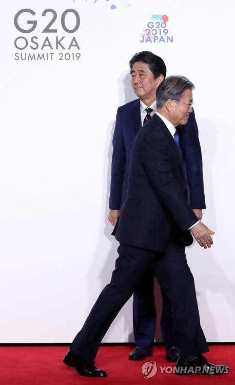 G20 개막식에서 만난 한일 정상 (오사카=연합뉴스) 한상균 기자 = 문재인 대통령이 28일 오전 인텍스 오사카에서 열린 G20 정상회의 공식환영식에서 의장국인 일본 아베 신조 총리와 악수한 뒤 이동하고 있다. 2019.6.28 xyz@yna.co.kr