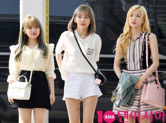 걸그룹 아이즈원(장원영, 미야와키 사쿠라, 조유리, 최예나, 안유진, 야부키 나코, 권은비, 강혜원, 혼다 히토미, 김채원, 김민주, 이채연)&nbsp; 혼다 히토미,미야와키 사쿠라,야부키 나코가 5일 오전 ‘케이콘 2019 뉴욕’ 참석차 인천국제공항을 통해 미국 뉴욕으로 출국하고 있다.