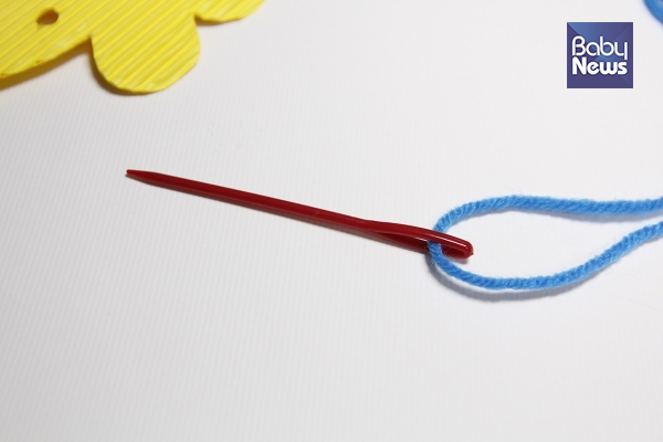 돗바늘에 털실을 끼운 모습. ⓒ허진