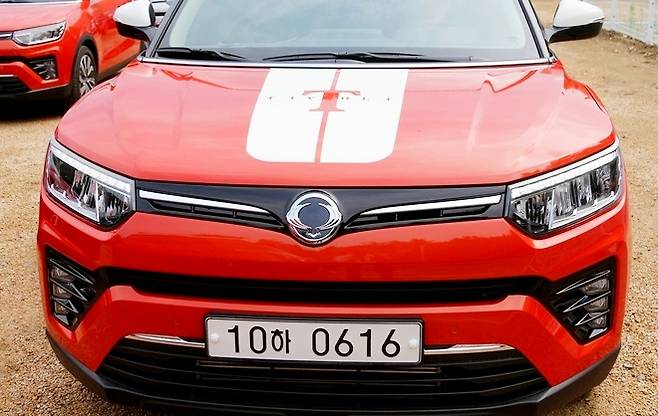 (위부터)기존 티볼리의 전면부는 다소 복잡했으나, 이번 신형은 안개등을 감싼 일체형 범퍼와 다소 날렵해진 헤드라이트, 엠블럼 역시 체어맨 엠블럼으로 렉스턴 시리즈와 동일하게 고급스럽다. 사진=정수남 기자