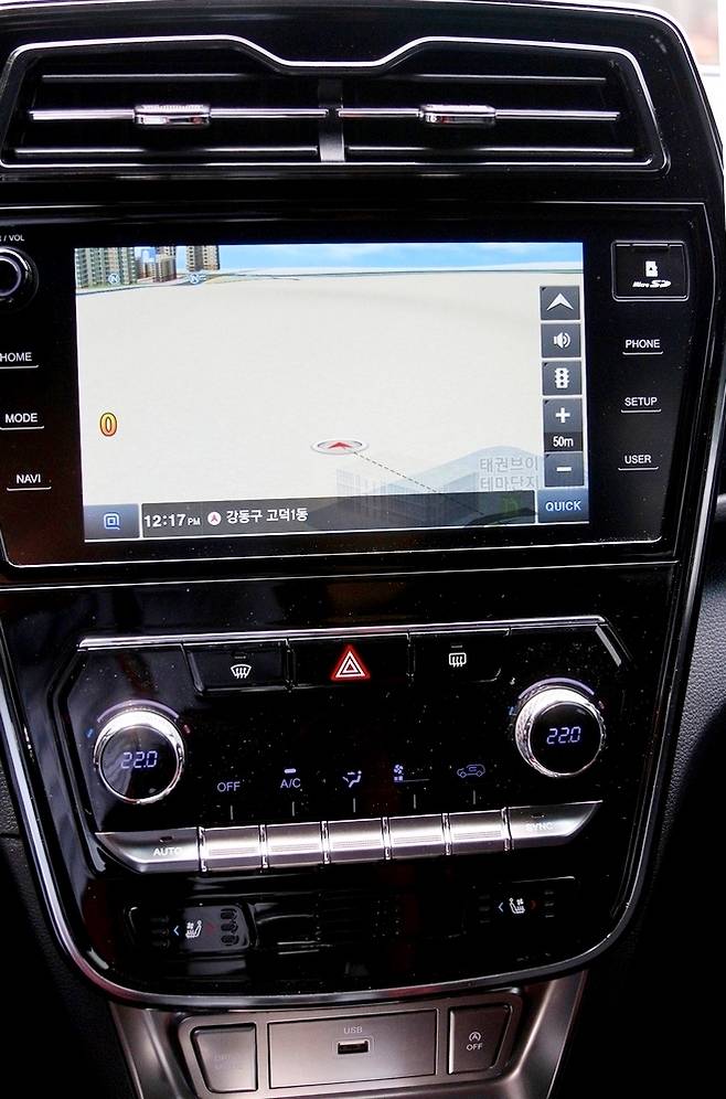 후면 역시 큰 변화가 없지만, 트렁크 도어가 뒤쪽으로 더 튀어 나오면서 후면에 풍부함을 제공하고, 큼직한 엠블럼이 고급감을 제공하고 있다. (위부터)구형 티볼리와 신형 티볼리. 사진=정수남 기자