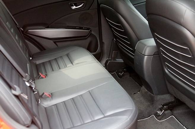 도어와 도어 스텝도 한층 고급스럽고 세련됐다.