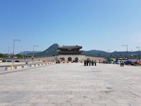 경찰이 5일 우리공화당(구 대한애국당)의 몽골 텐트 설립 후보지인 광화문 북측 광장에서 순찰을 돌고 있다. 오주환 기자
