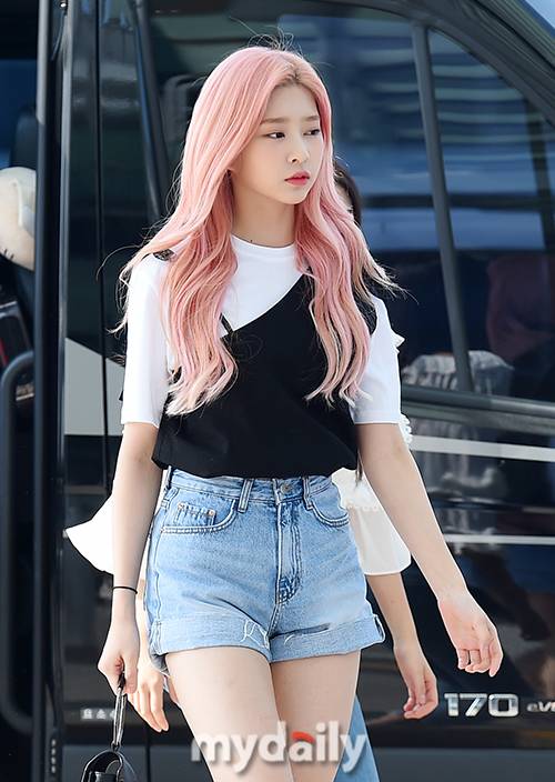 ▲ 아이즈원 김민주 '요정같은 핑크빛 헤어'