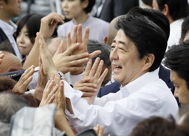 아베 신조(安倍晋三) 일본 총리가 4일 참의원 선거가 고시된 가운데 후쿠시마(福島)현 후쿠시마시에서 첫 유세에 나서 지지자들과 인사하고 있다. (사진 : 교도통신·연합뉴스)