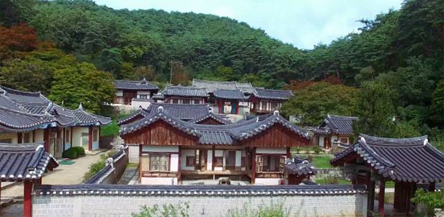 ‘전학후묘·전저후고’의 배치를 보여주는 안동 도산서원의 모습