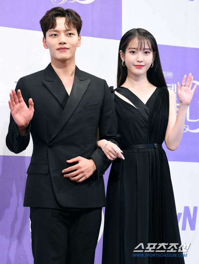 tvN 드라마 '호텔 델루나' 제작발표회가 8일 오후 서울 논현동 임피리얼팰리스 호텔에서 열렸다. 배우 여진구와 이지은이 포즈 취하고 있다. '호텔 델루나'는 귀신 손님을 받는 호텔 사장(이지은)과 지배인(여진구)의 호러 로맨스를 그린 드라마다. 정재근 기자 cjg@sportschosun.com/2019.07.08/