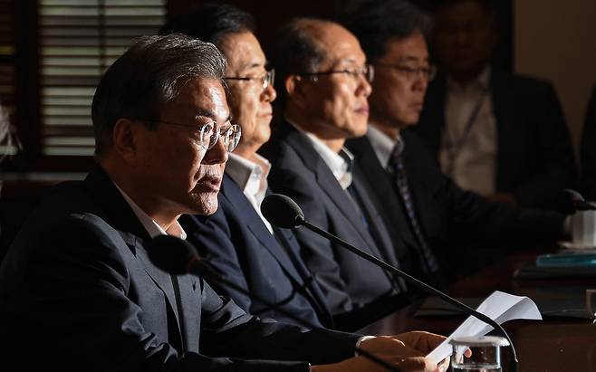 문재인 대통령이 8일 오후 청와대에서 열린 수석보좌관 회의에서 발언하고 있다. 청와대사진기자단