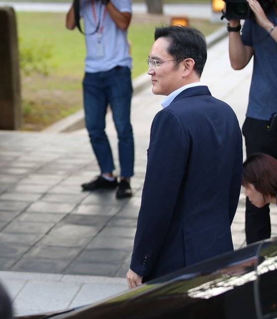 이재용 삼성전자 부회장이 4일 서울 성북구 한국가구박물관에서 손정의 일본 소프트뱅크 그룹 회장과 만찬을 위해 회동장으로 들어서고 있다. 법무법인 태평양은 지난해 2월 이 전 회장 2심에서 집행유예로 감형을 받아냈다. [연합뉴스]