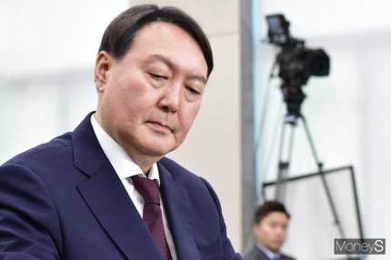 8일 서울 여의도 국회 국회 법제사법위원회 회의실 406호에서 열린 인사청문회 자리에서 고심하는 듯한 모습을 보인 윤석열 검찰총장후보자. /사진=임한별 기자