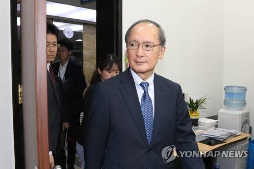 외교통일위원장실 들어오는 나가미네 주한 일본대사 (서울=연합뉴스) 하사헌 기자 = 나가미네 야스마사 주한 일본대사가 8일 오전 일본 경제 제재 등과 관련해 윤상현 국회 외교통일위원장과 면담을 하기 위해 외통위원장실에 들어서고 있다. 2019.7.8 toadboy@yna.co.kr