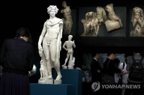 특별전 '로마 이전, 에트루리아' (서울=연합뉴스) 진연수 기자 = 8일 서울 용산구 국립중앙박물관에서 열린 특별전 '로마 이전, 에트루리아' 언론공개회에서 참석자들이 전시를 관람하고 있다. 2019.7.8 jin90@yna.co.kr