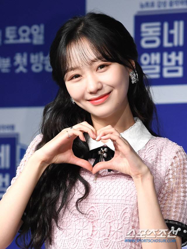 TV 조선 예능프로그램 '동네앨범' 제작발표회가 9일 오후 서울 영등포구 서울마리나 요트클럽에서 열렸다. 러블리즈 멤버 수정이 포즈 취하고 있다.  '동네앨범'은 낯선 여행지에 도착한 출연진이 그곳에서 만난 동네사람들과의 이야기를 담아내는 '음악여행' 프로그램이다. 정재근 기자 cjg@sportschosun.com/2019.07.09/