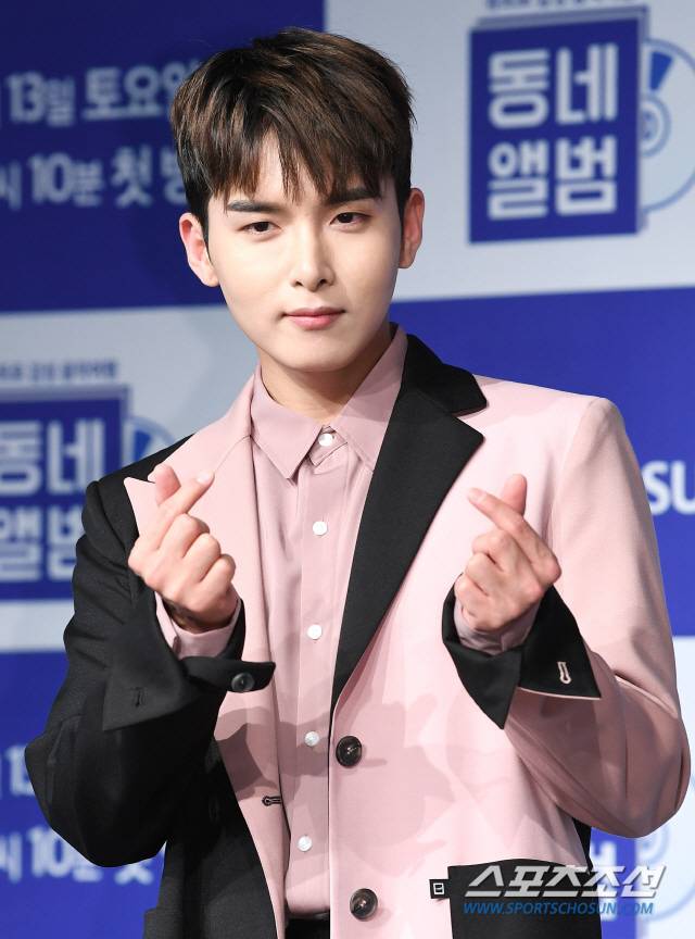 TV 조선 예능프로그램 '동네앨범' 제작발표회가 9일 오후 서울 영등포구 서울마리나 요트클럽에서 열렸다. 려욱이 포즈 취하고 있다.  '동네앨범'은 낯선 여행지에 도착한 출연진이 그곳에서 만난 동네사람들과의 이야기를 담아내는 '음악여행' 프로그램이다. 정재근 기자 cjg@sportschosun.com/2019.07.09/