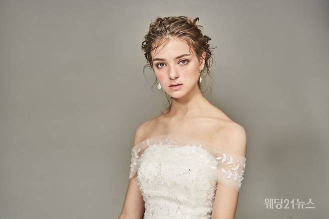 사진 : 웨딩드레스 마리스포사, 포토그래퍼 김보하(써드마인드), 스타일리스트 정민경, 헤어 박효심 메이크업 김미소(에브뉴준오), 모델 줄리, 제품협찬 로제도르. 마니에피에디, 바슐, 해수엘
