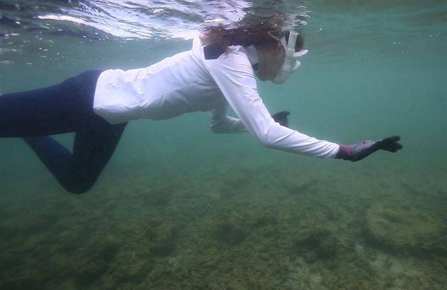 SBS '김병만의 정글의 법칙'에 출연한 배우 이열음씨가 태국에서 바다 생물 사냥에 나서고 있다. SBS 제공