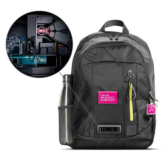 공기 질을 모니터링할 수 있는 센서가 부착된 배낭. 세 가지 주요 센서와 배터리, 데이터 저장장치 등이 포함되어 있다. [사진 다이슨]