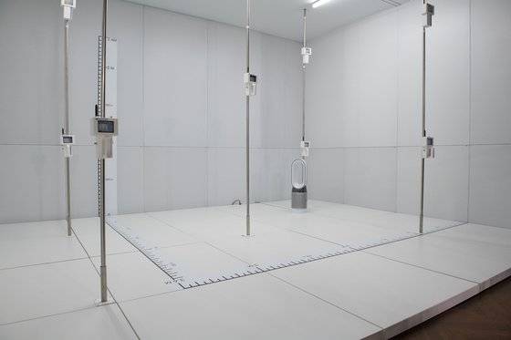 폴라테스트 실험실 실물 모형. 기존 CADR 테스트에 비해 면적을 넓히고, 공기청정기를 방 한쪽에 세워 둔 후 방 안 9개 센서에서 공기 흐름을 모니터링한다. 공기 청정기를 사용하는 실제 가정 환경 조건을 최대한 반영한다는 설명이다. [사진 다이슨]