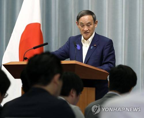 질문에 답하는 스가 요시히데 관방장관 (도쿄 AP/교도통신=연합뉴스)