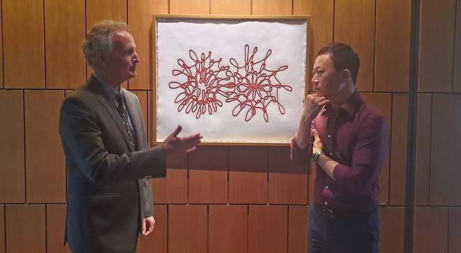 제임스 기어리 니먼 재단 부소장(왼쪽)은 지난달 26일 신라호텔에서 고나무 팩트스토리 대표와 대담을 진행했다. 대담 후 사진촬영을 위해 포즈를 취한 모습. /알렙출판사 제공