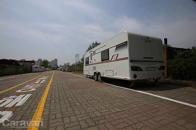 아인스월드 캠핑장 옆의 대형 주차 구역