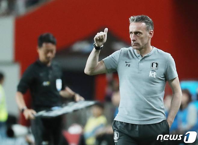 축구대표팀 파울루 벤투 감독이 11일 오후 서울 마포구 상암동 서울월드컵경기장에서 열린 축구 국가대표팀 평가전 대한민국과 이란의 경기에서 선수들에게 엄지를 들어보이고 있다. 2019.6.11/뉴스1 © News1 이재명 기자