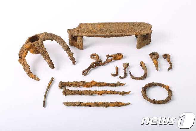 전북 장수군 삼봉리 산성에서 발굴된 철기류.(장수군제공)2019.7.11 /뉴스1