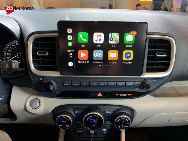 베뉴 8인치 심리스 디스플레이 모습. 애플 카플레이 등 인포테인먼트가 지원된다. (사진=지디넷코리아)