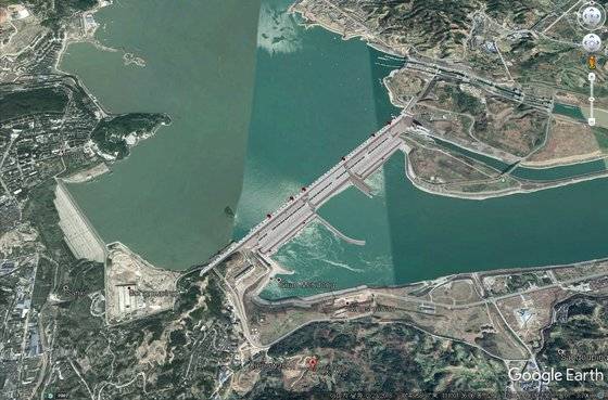 11일 오후 현재 구글 어스에 나타난 샨샤댐은 굴곡져 보이지 않고 반듯하다. [구글 어스 캡처]