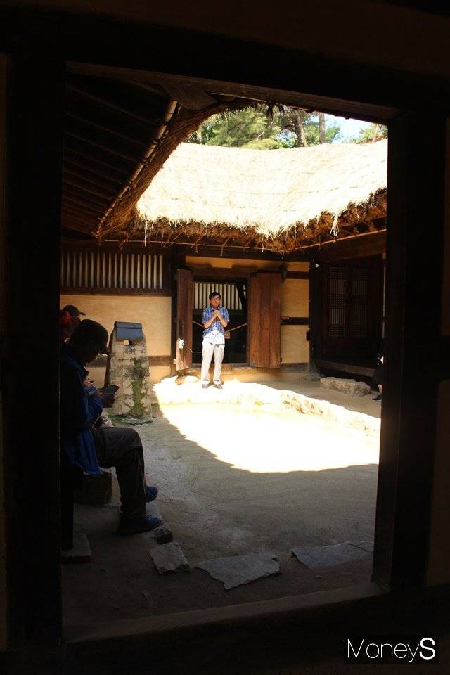 김유정생가 툇마루에 걸쳐앉아 해설사의 설명을 들으면 좋다. /사진=박정웅 기자