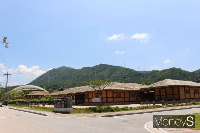 실레마을 김유정문학촌과 금병산. /사진=박정웅 기자